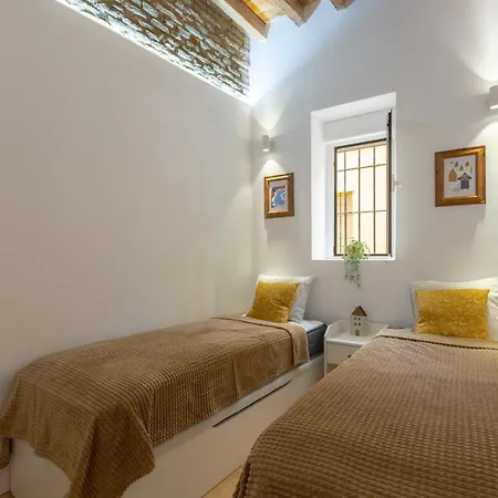 Precioso Con Patio Y Dos En El Barrio De Picasso * Malaga